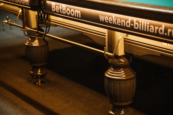 Бильярдный кий для русской пирамиды стол Weekend "Русский Гранд" (12 футов, 8 ног, 45мм камень) эмаль комбинированный, борта дуб, лузы премиум